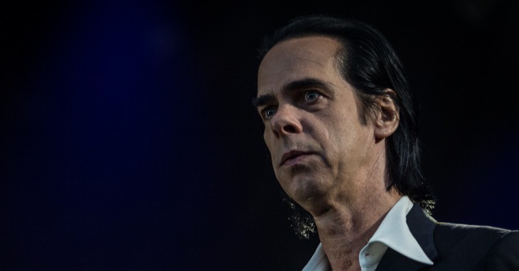 Nick Cave holdt intens højmesse på Roskilde Festival – men kun for de forreste rækker