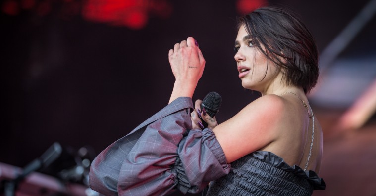 Dua Lipa var den perfekte popstjerne – men hun er endnu ikke stor nok til Orange