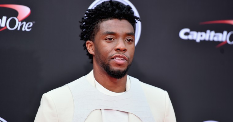 Chadwick Boseman har styr på stilen – viser sæt fra Virgil Ablohs første Louis Vuitton-kollektion på den røde løber