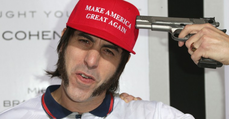 Sacha Baron Cohen infiltrerede højredrejet våben-rally i forklædning – optrådte med superracistisk sang