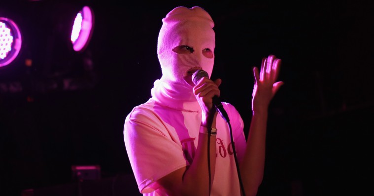 Pussy Riot idømt 15 dages fængsel efter VM-protest – slipper ny video og single