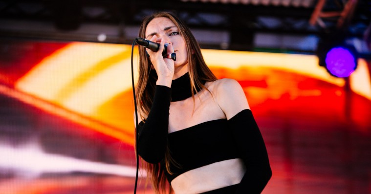 Ellis May spillede spøgelsesviser i bagende sol på Roskilde Festival