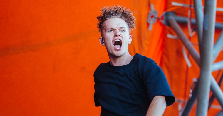 Følelsesfulde Saveus sang Orange Scene i knæ