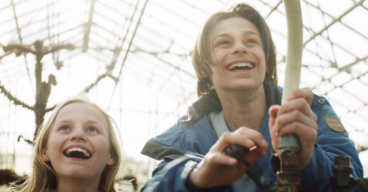 ‘Landet af glas’: Dansk elver-fantasy adresserer fremmedfrygt, venskab og sorg