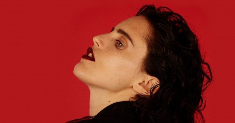 Anna Calvi udforsker køn med bombastisk rocktristesse som bagtæppe