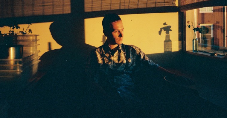 Premiere: Danske Summers laver bombastisk hiphop om vejen fra bandmedlem til soloartist