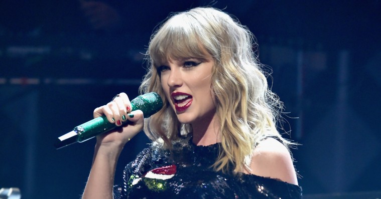 Taylor Swift hiver Bryan Adams med på scenen til ‘Summer of ’69’ – se video