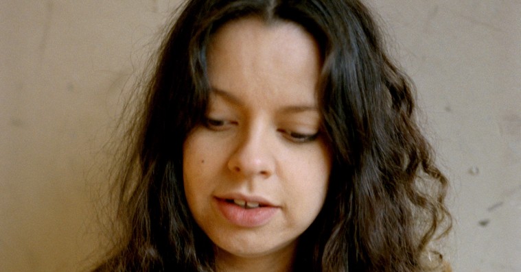 Tirzah synger om følelsesmæssige hårdknuder på dagdrømmende debutalbum
