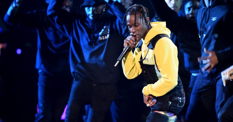 Travis Scott hylder Mac Miller i freestyle på scenen – se video