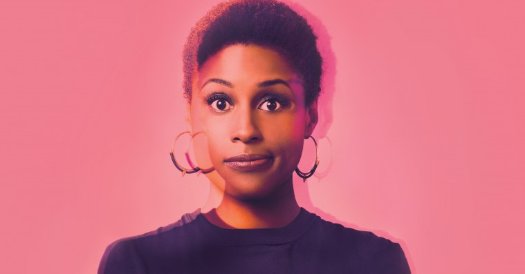 Det skal du streame i august: Ny satire fra ’The Simpsons’-skaber, Issa Raes mirror bitch og John Krasinki som ikonisk CIA-agent