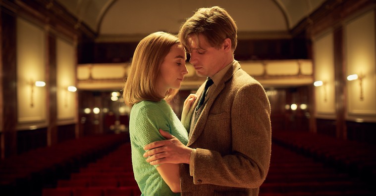 ‘Den dag på stranden’: Saoirse Ronan stråler i film om et øjebliks afgørende konsekvenser