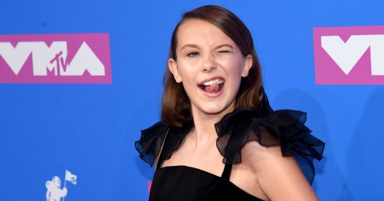 Se Millie Bobby Brown crashe en Maroon 5-koncert og rappe et Cardi B-vers