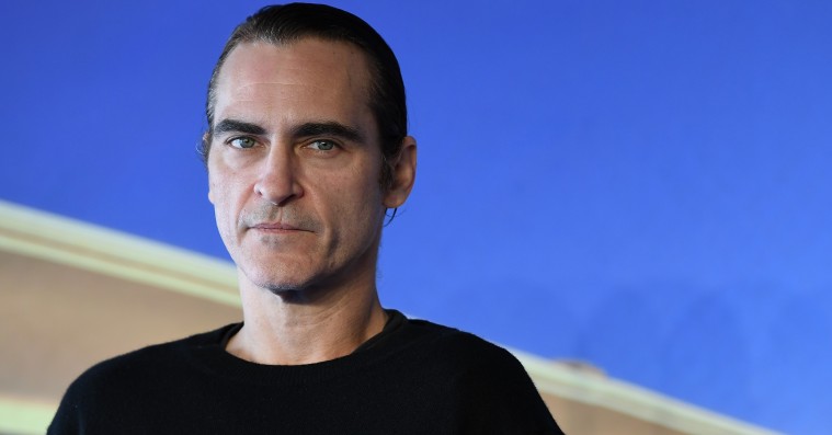 Se Joaquin Phoenix som fuldblodsklovn i ‘Joker’