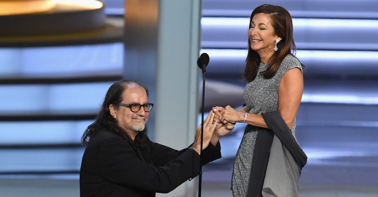 Emmy-vinder friede pludselig til sin kæreste under takketale – og salen brød ud i jubel