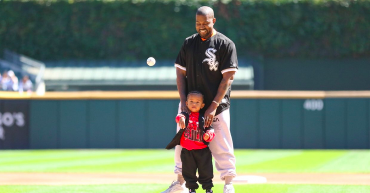 Se Kanye og Saint West kaste det første pitch til baseball-kamp i Chicago