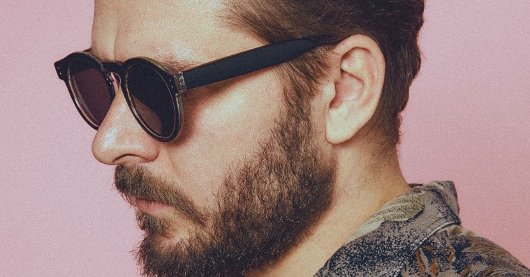 Lightwave Empires solskinsfyldte synthpop kommunikerer håbefulde tanker i en mørk verden