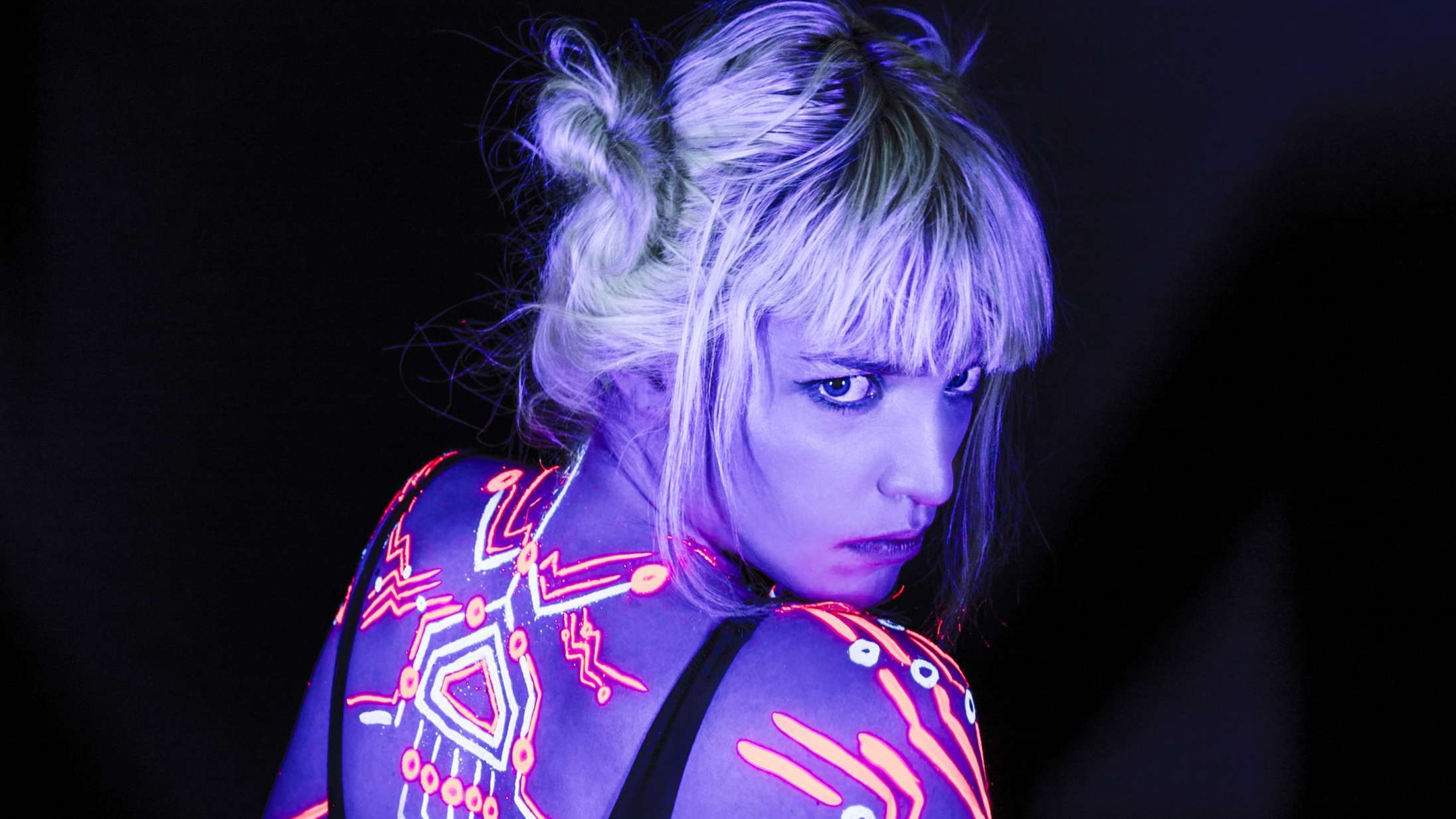 Lydmor forsøger at forene artpop med tropical house