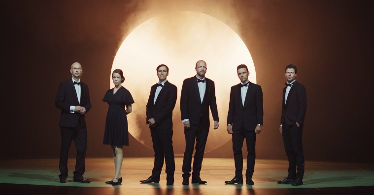 Nephew svælger i gimmicks og klichéer på ‘Ring—i—Ring’