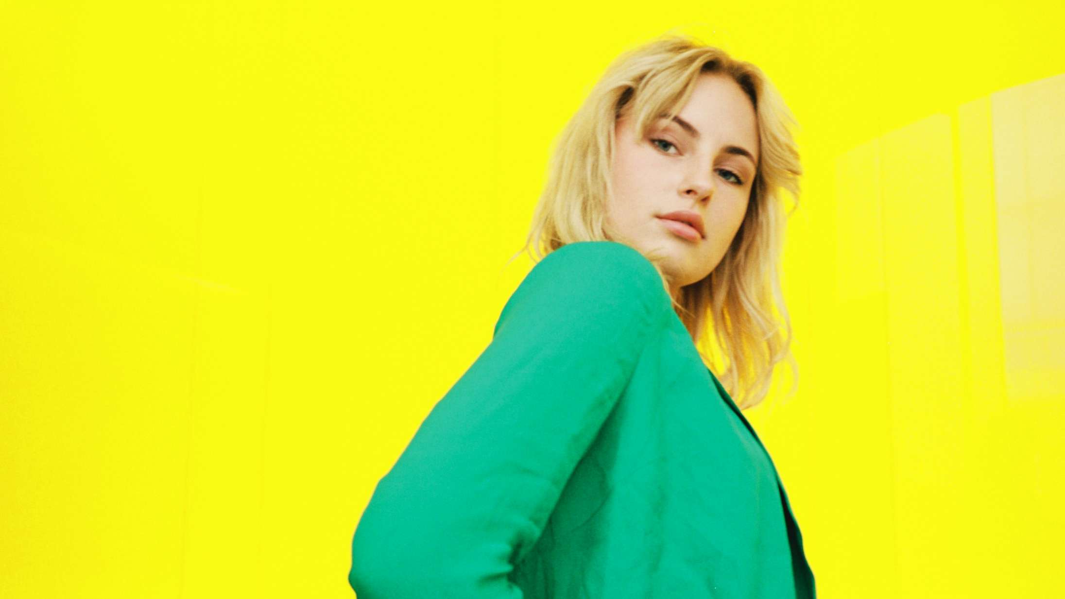 Attituden fejler intet på danske Claras popdebut ‘August Eighteen’