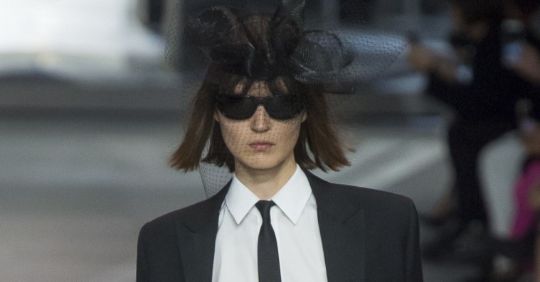 Hedi Slimane må have fornærmet samtlige Celine-fans med sin debutkollektion for modehuset