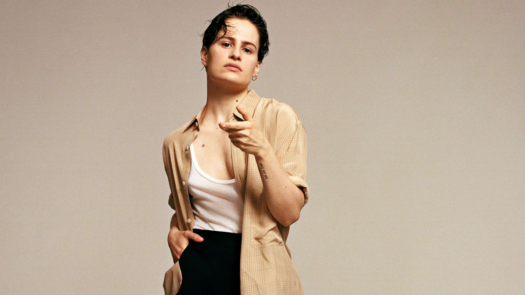 Christine and the Queens deler ømt cover af The Weeknd-hit fra stuegulvet