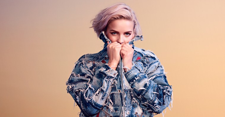 Popsangeren Anne-Marie kommer til Danmark