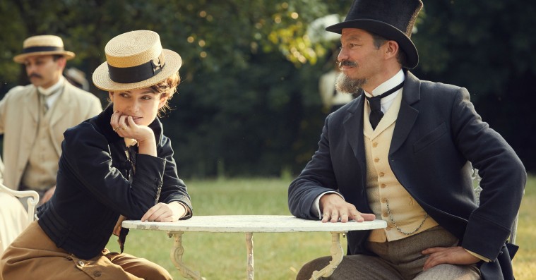 ’Colette’: Harvey Weinstein med høj hat og cykelstyrsoverskæg