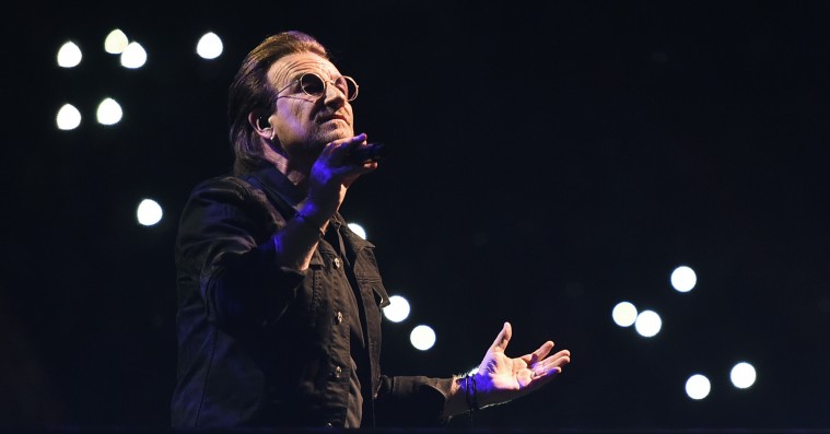 U2 hylder Kim Larsen på scenen i Royal Arena – se video