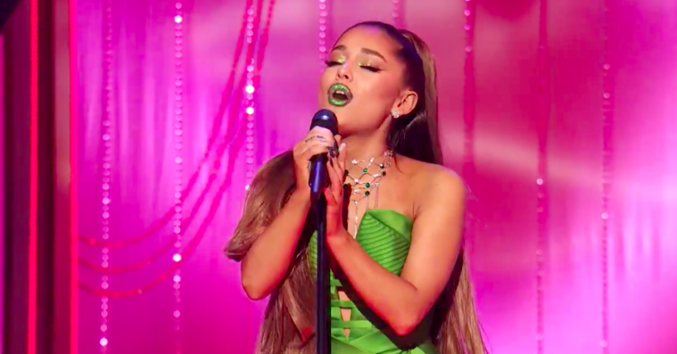 Se Ariana Grande synge musical i første tv-optræden siden bruddet med Pete Davidson