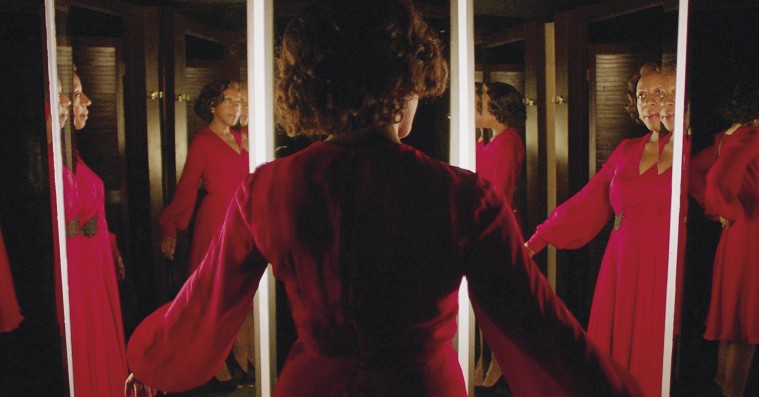 ’In Fabric’: Sidse Babett ender i de intime regioner i Peter Stricklands nye ’ej, what’-film