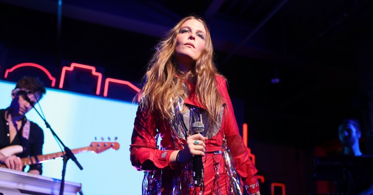 Se Maggie Rogers forvandle Whitney Houston-festhit til sørgmodigt folk-nummer