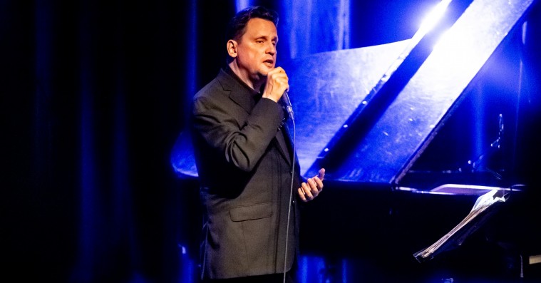 Mark Kozelek stirrede ned i et nodestativ under det meste af sin Bremen-koncert