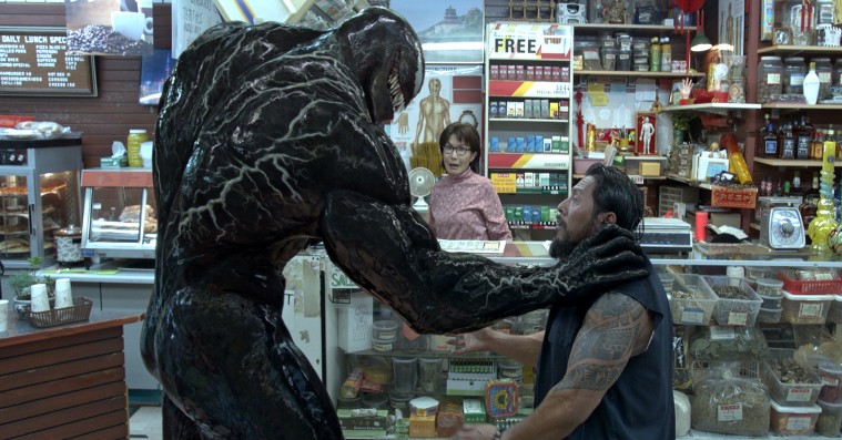 ’Venom’: Tom Hardy får lorten til at glimte, men det er stadig en lort