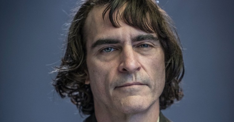 Joaquin Phoenix lovprises for ‘Joker’: »Karrierens bedste præstation« med »kurs direkte mod Oscar-podiet«