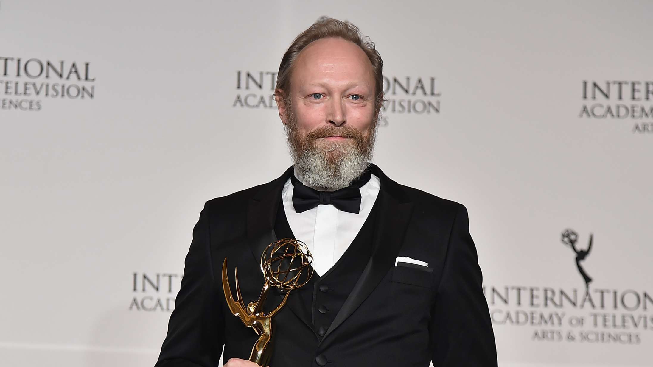 Lars Mikkelsen vinder en Emmy for ’Herrens veje’