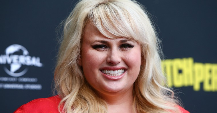 Rebel Wilson undskylder for plus size-kommentar efter kritik
