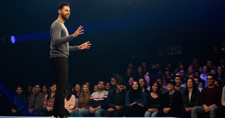Komiker Hasan Minhaj langer ud efter Novo Nordisk i sit Netflix-talkshow