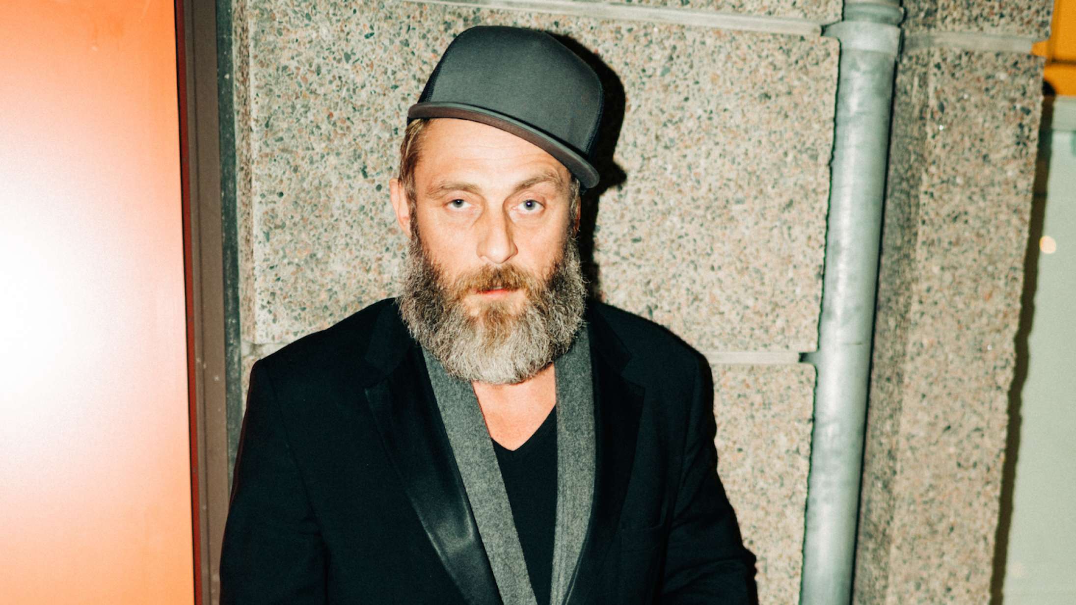 Roland Møller går i detaljer om sin kriminelle fortid i ny DR-podcast