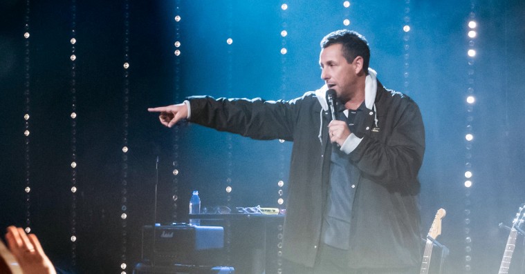 ’Adam Sandler: 100% Fresh’: Man kan kun holde af selskabssangeren Sandler i nyt Netflix-show