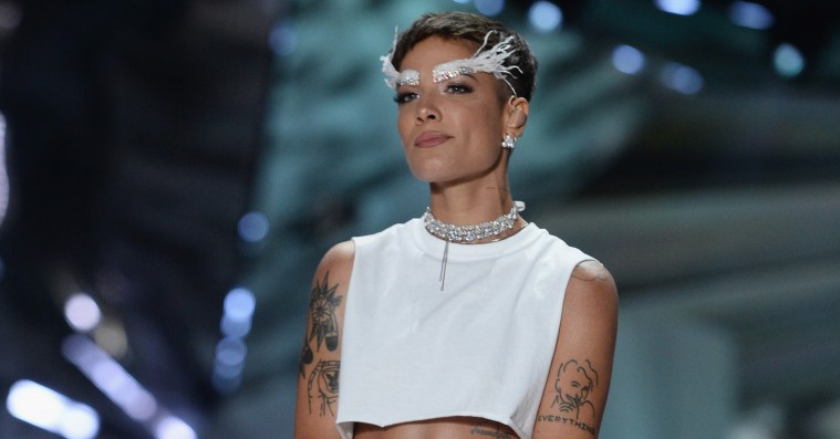 Halsey tager afstand fra Victoria’s Secret efter sin optræden