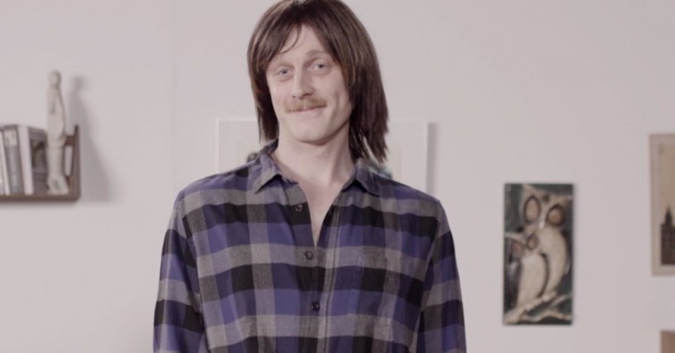 Skuespiller og Instagramfænomen Joachim Fjelstrup er genial i ‘Paradise Hotel’-parodi på DR