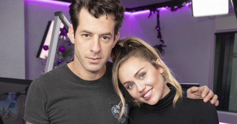Miley Cyrus, Mark Ronson og Sean Ono Lennon spiller julen ind med ‘Happy Xmas’-cover
