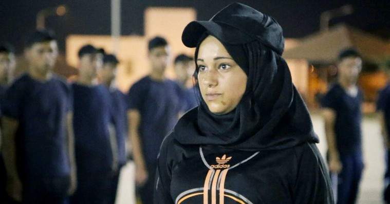 ’Walaas vilje’: Palæstinensisk pige med soldaterdrømme er fantastisk karismatisk i dansk dokumentar