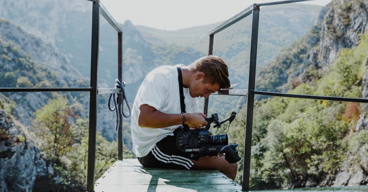 Jorden rundt med Gilli, Kesi og Fouli: Mød holdet bag dansk hiphops musikvideo-renæssance