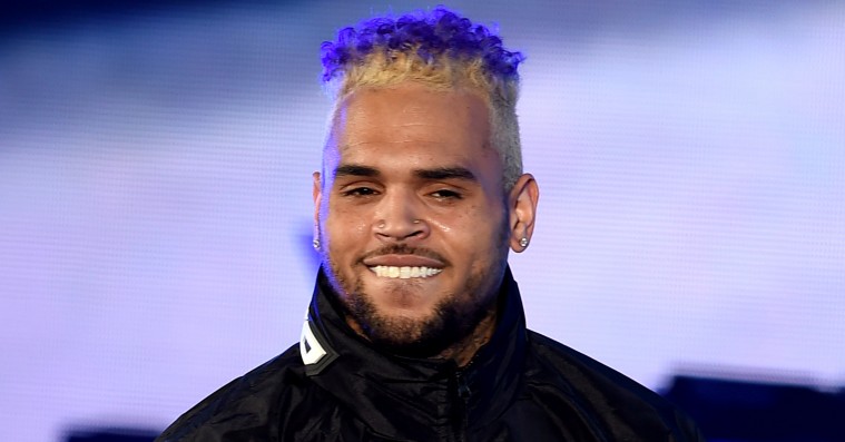 Chris Brown laver ‘This b!tch lyin’-t-shirts efter voldtægtsanklagerne i Paris