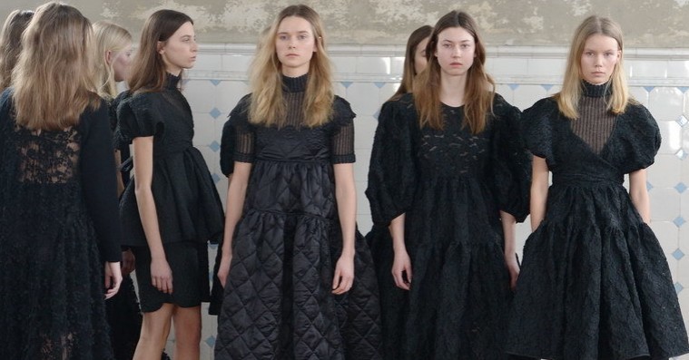 De bedste looks fra Copenhagen Fashion Weeks tredje og sidste dag – fra skarpe silhuetter til Gannis nye seriøsitet