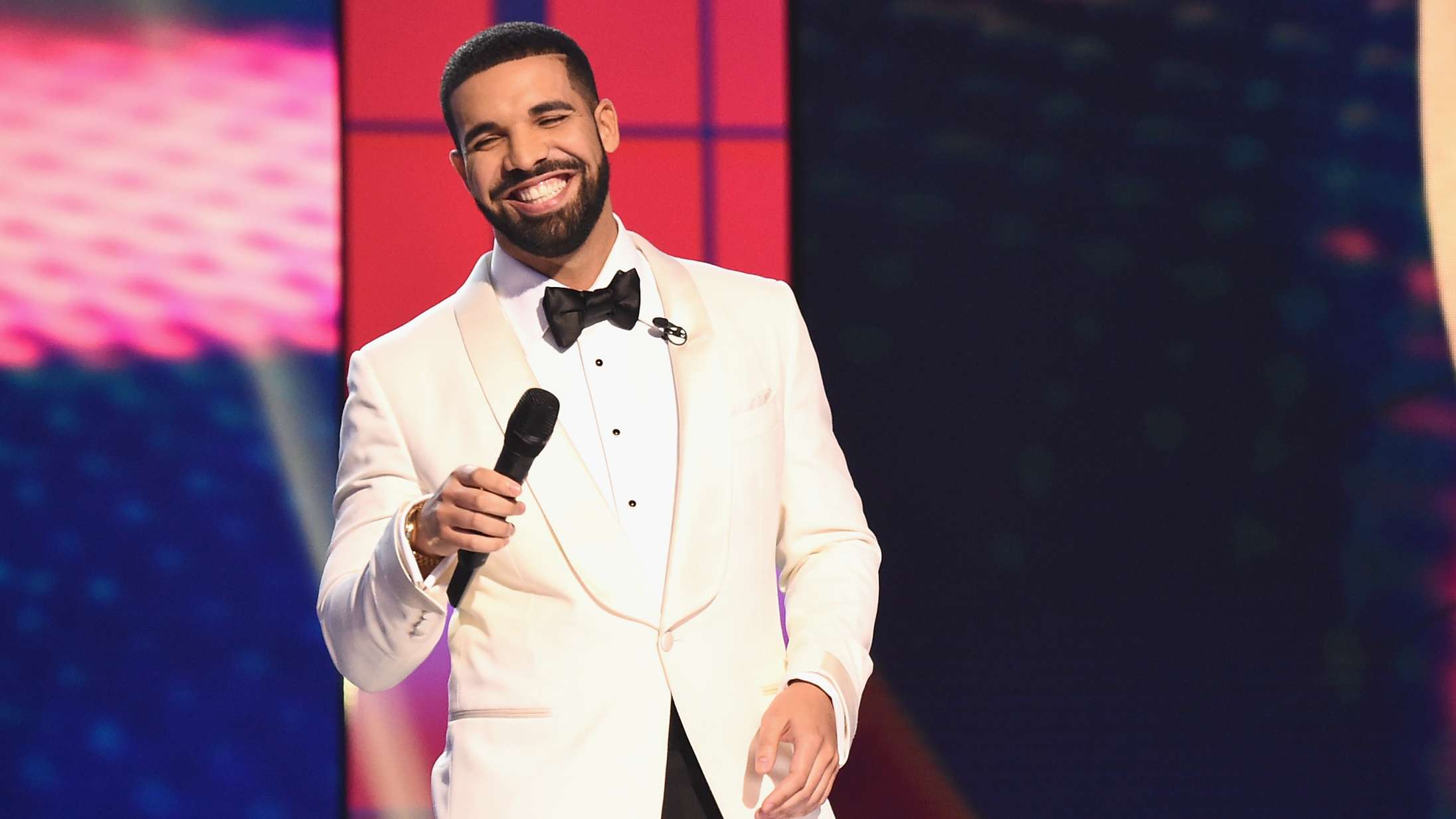 Drake deler mystisk ’More Life Growth Co.’-teaser og deler blomster ud i Toronto