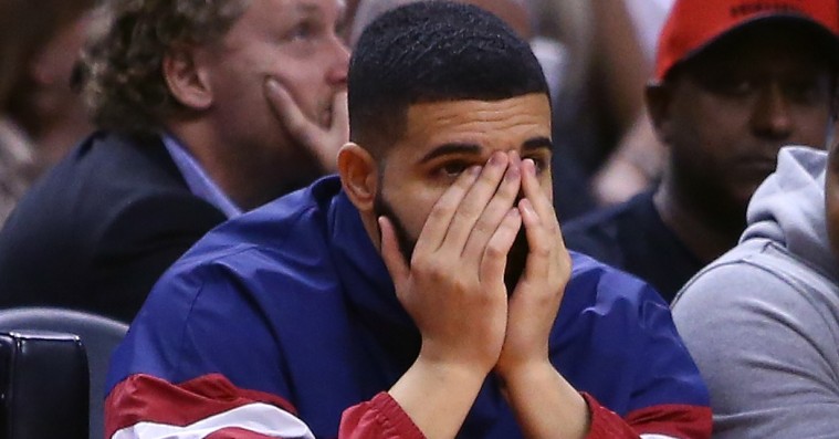 Internettet har fundet en gammel video, hvor Drake kysser og gramser på en 17-årig pige