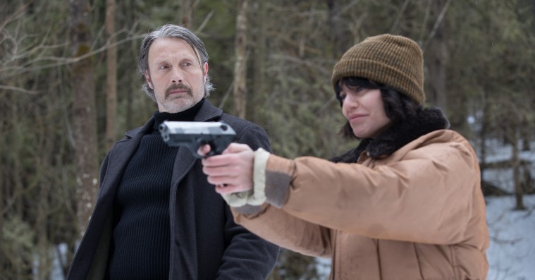 ’Polar’: Fremragende Mads Mikkelsen svigtes af skinger svensker i Netflix-actionfilm