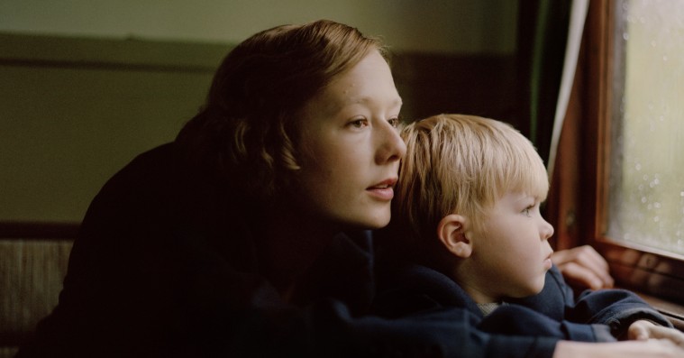 ’Unge Astrid’: Alba August næsten blænder som Pippis ultraseje mor